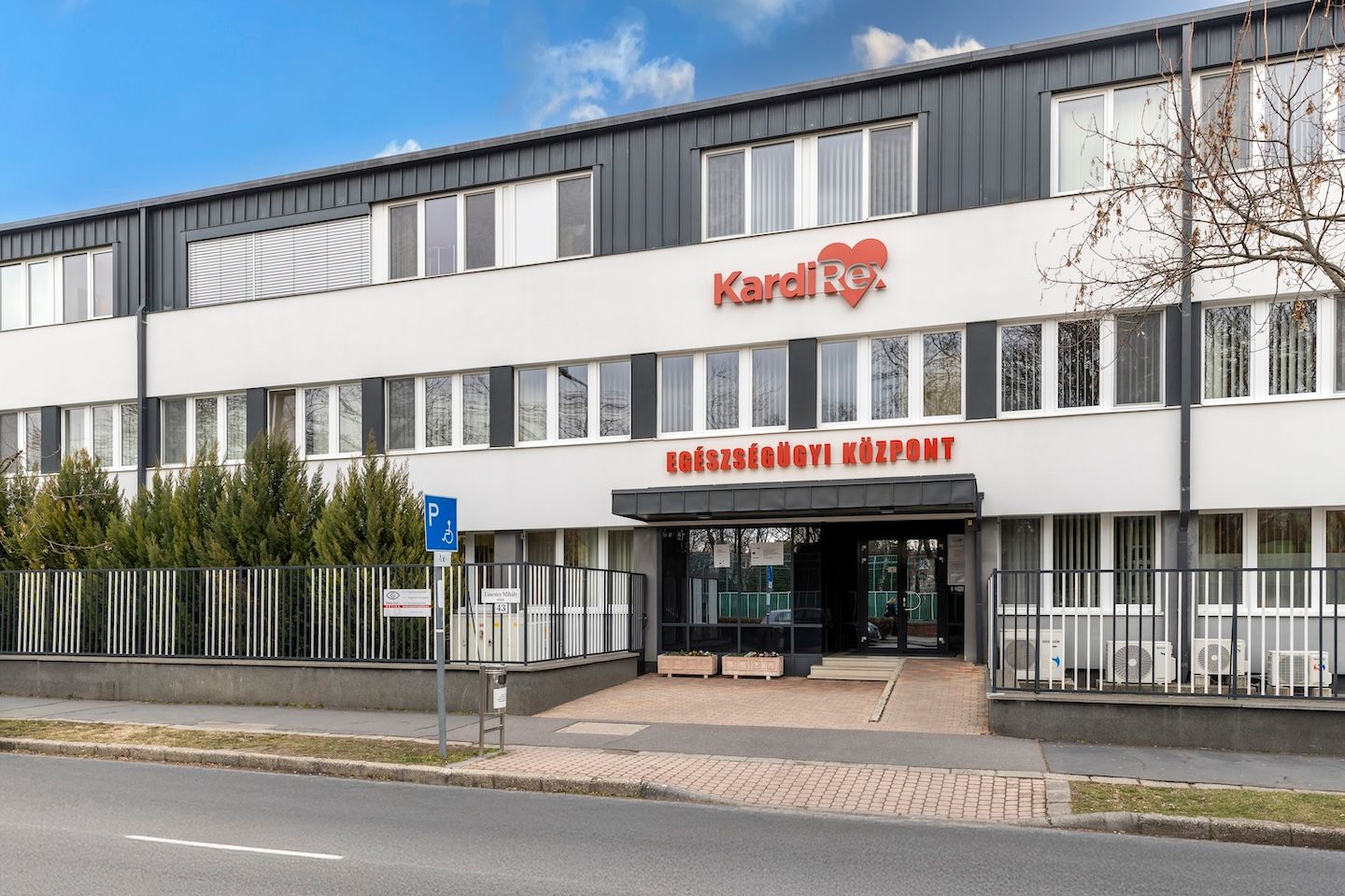 Kardirex Egészségügyi Központ bejárata a Táncsics Mihály utca felől